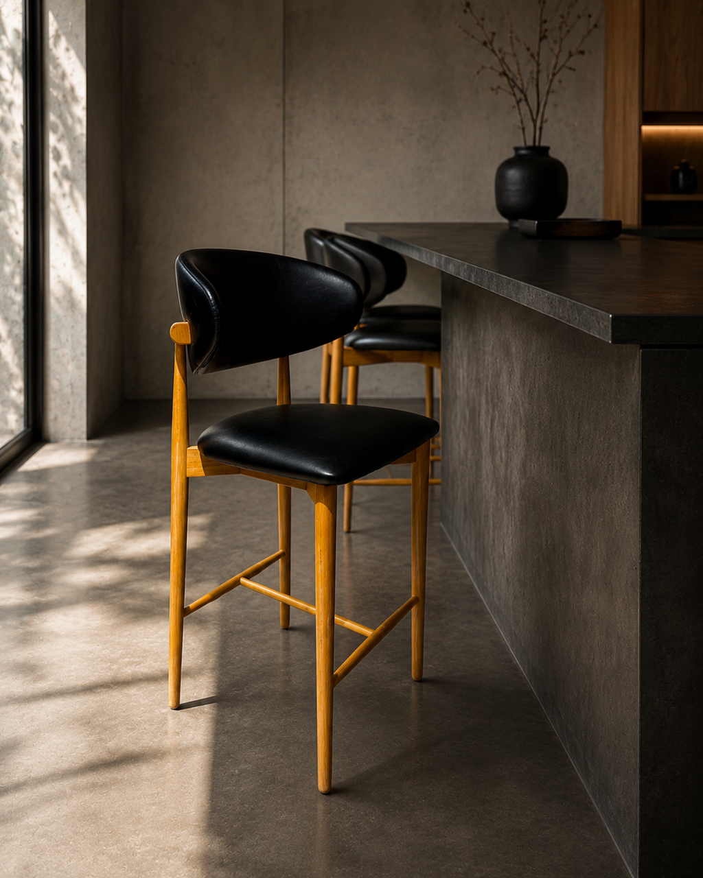 Piso Bar Álvaro Madera Light Brown y Eco Cuero Negro (Llegada en Agosto)
