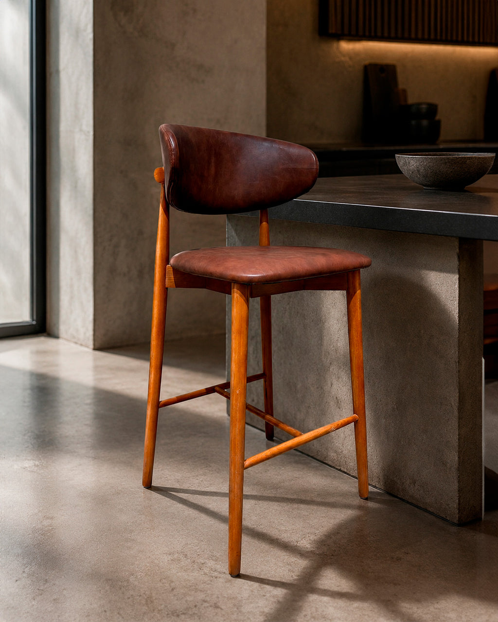 Piso Bar Álvaro Madera Walnut y Eco Cuero Marrón (Llegada en Agosto)