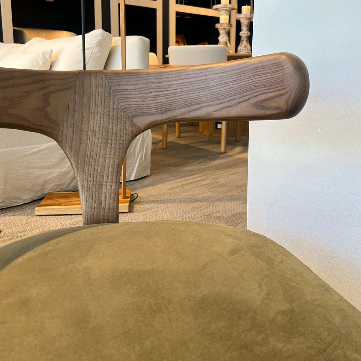 Silla Almodovar Tela Velvet Verde / Madera Fresno Walnut