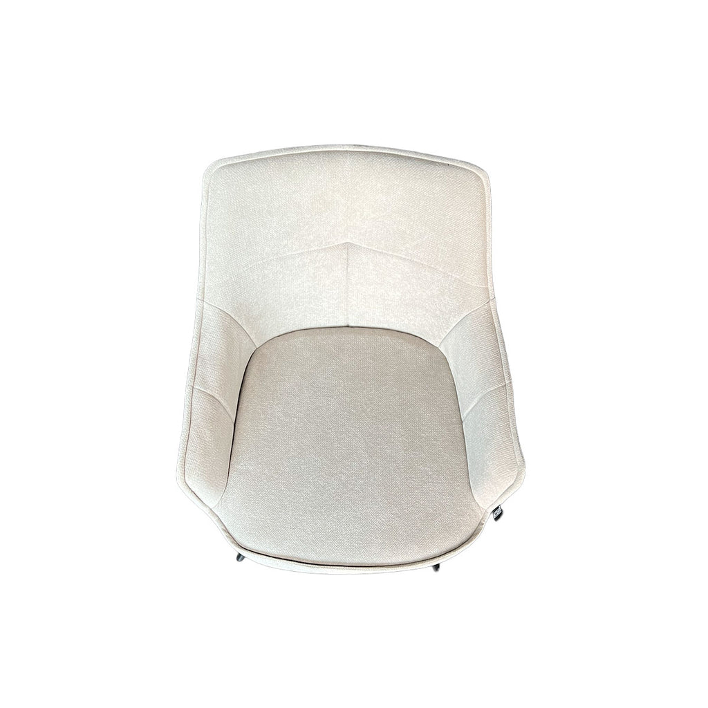 Silla Oliver – Tela Beige con Brazos y Base Metálica 63 X 57,5 X 84,5CM