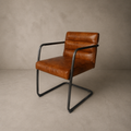 Silla de comedor Arthur en cuero café vintage con estructura metálica