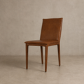 Silla Julian en cuero caramelo con estructura de fierro
