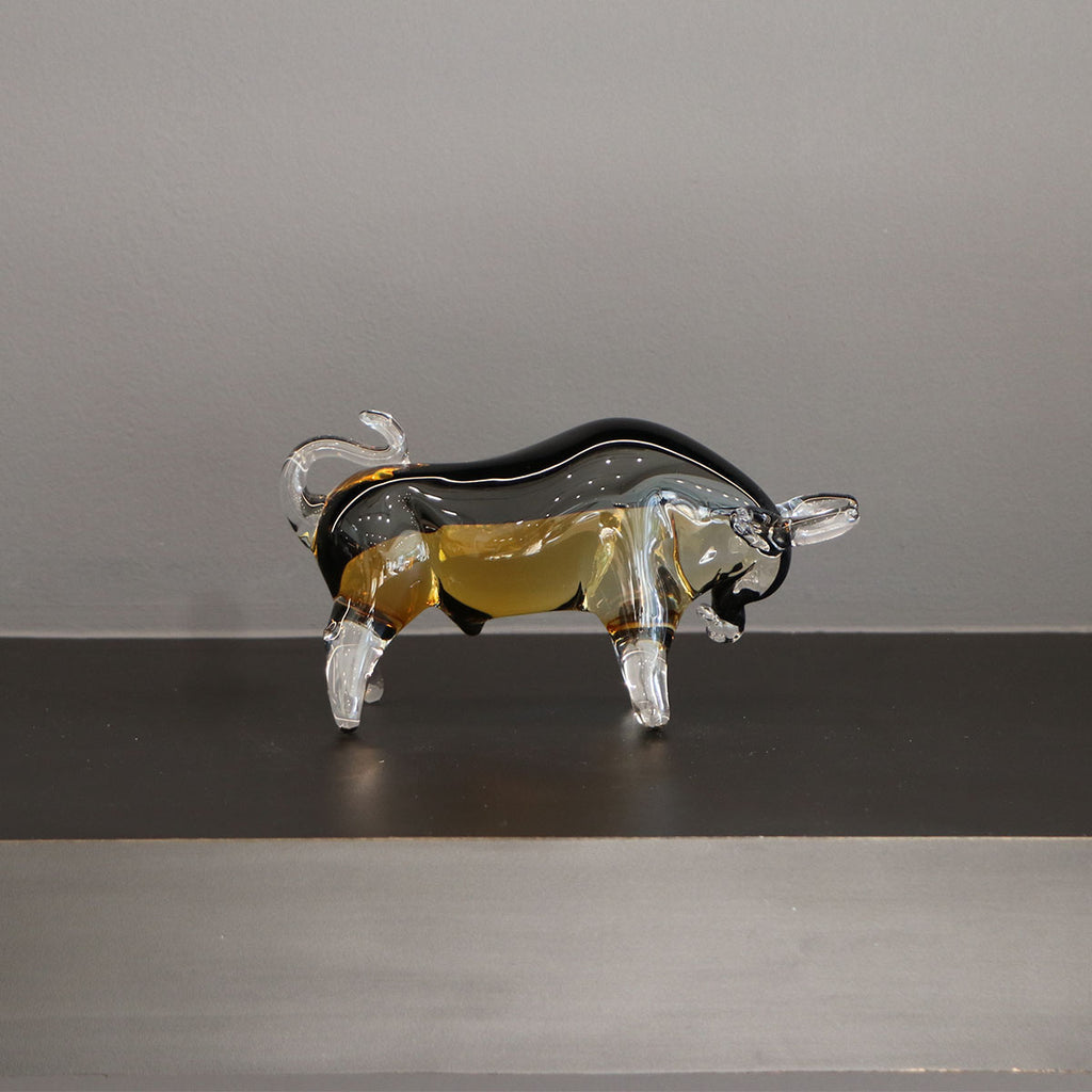 Escultura de Toro en Vidrio Soplado Ámbar Negro