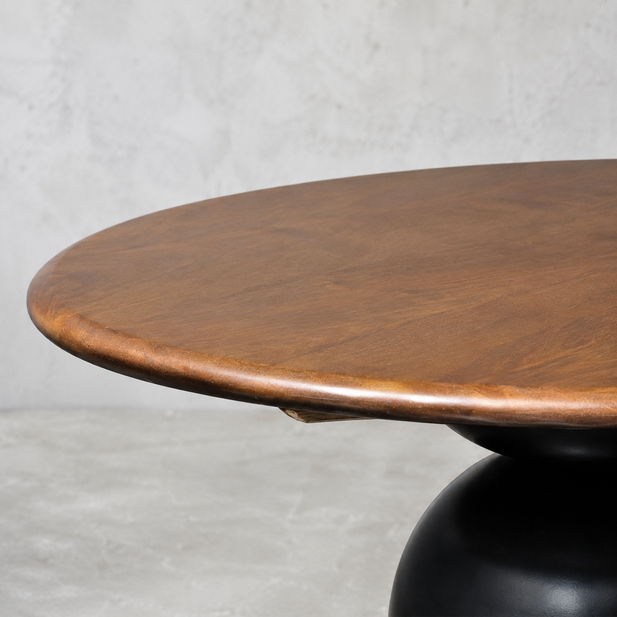 Mesa Comedor Valentín Redonda Walnut y Base Negra