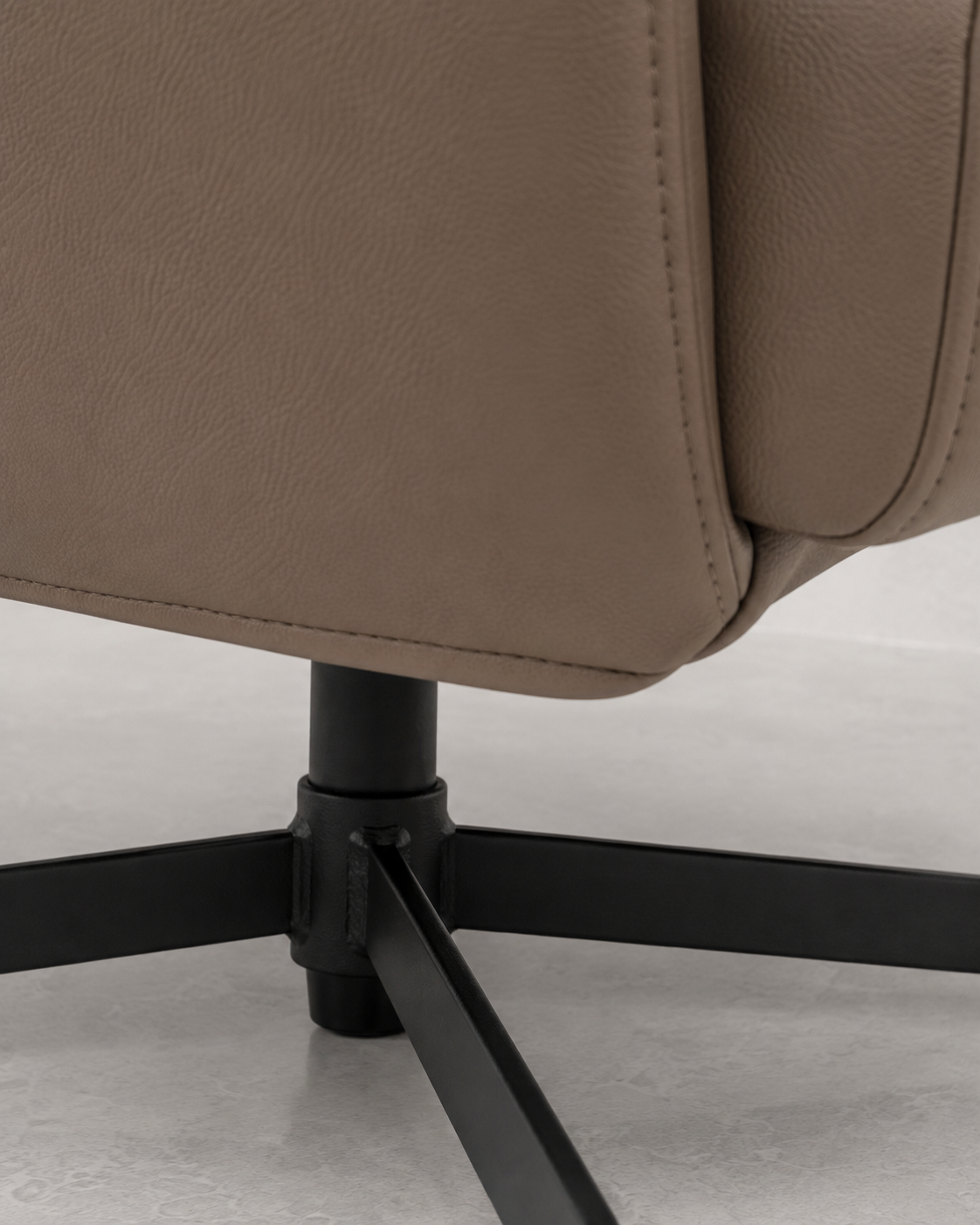 Sillón Giratorio Silverstone – Acero y Eco Cuero Café