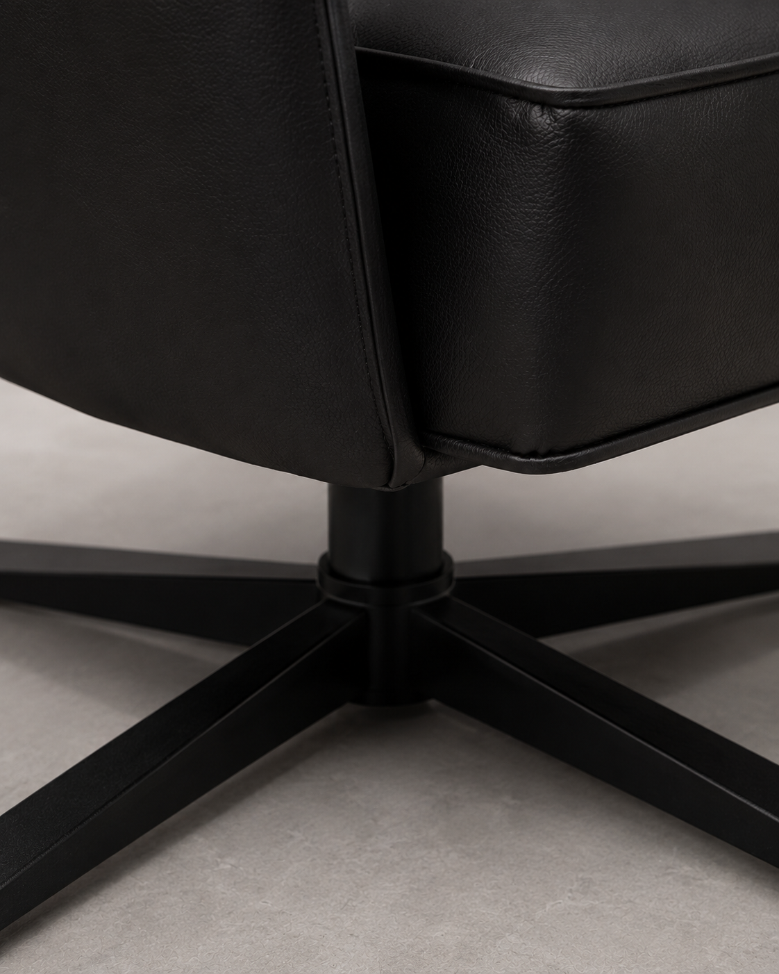 Poltrona Giratoria Le Mans – Acero y Eco Cuero Negro