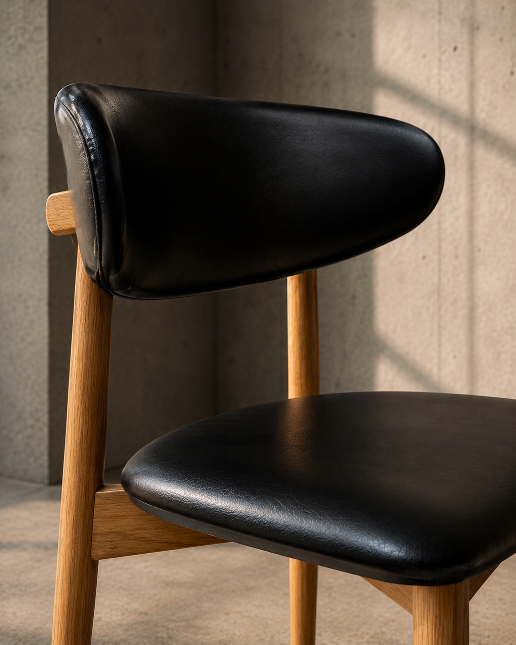 Silla Álvaro · Madera Light Brown y Símil Cuero Negro (Llegada en Agosto)