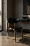 Silla Álvaro · Madera Light Brown y Símil Cuero Negro (Llegada en Agosto)