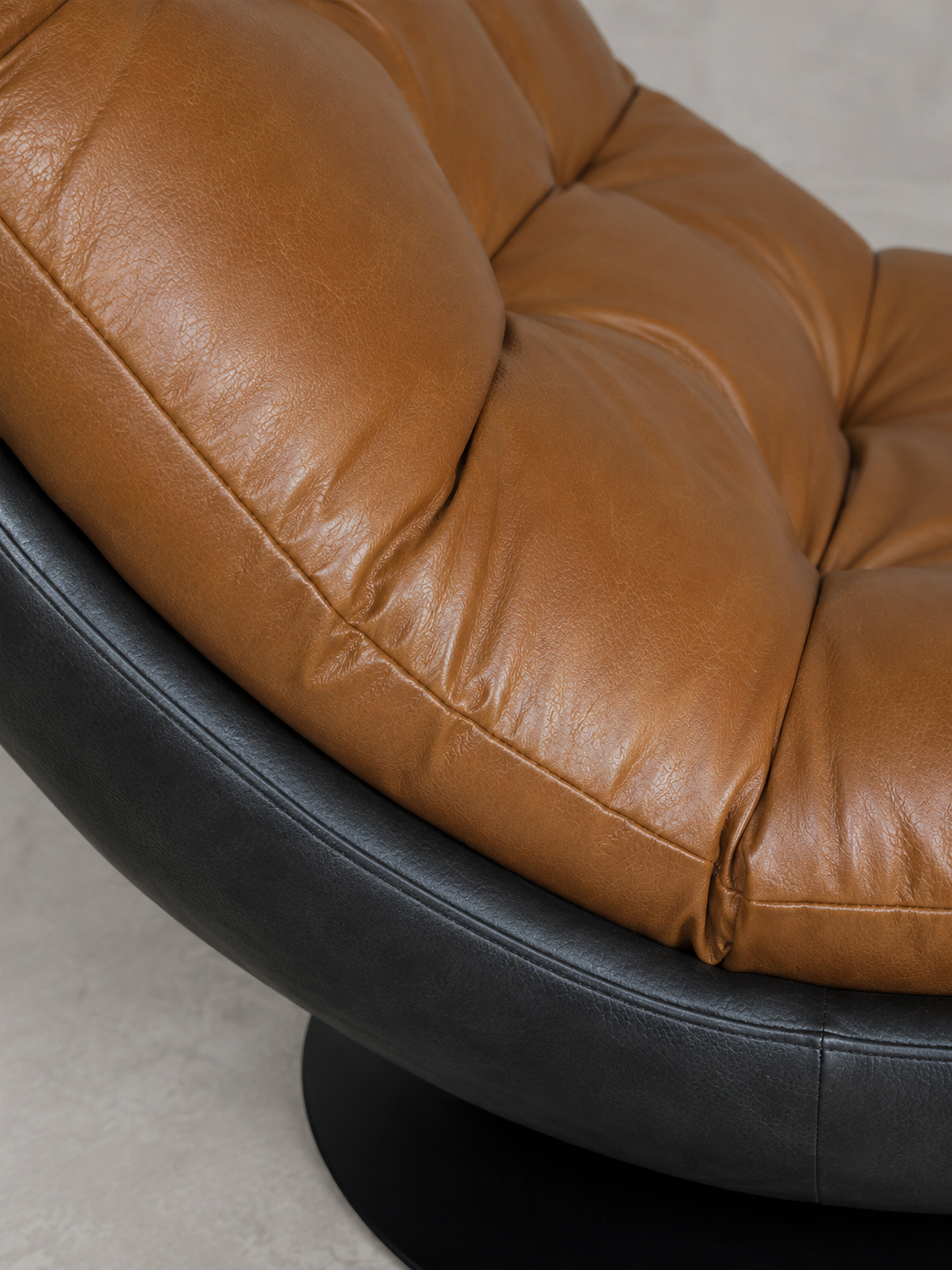 Poltrona Tahai · Eco-Cuero Cognac y Base Giratoria de Hierro