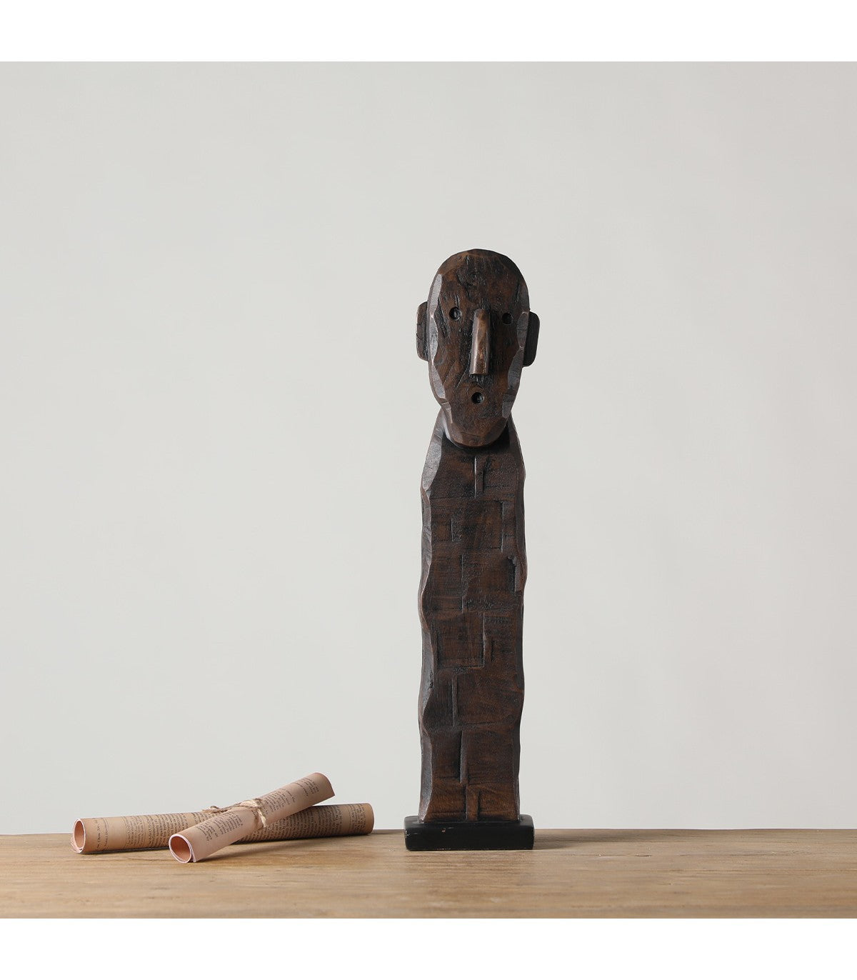 ADORNO FIGURA NOMO CON PEDESTAL NEGRO