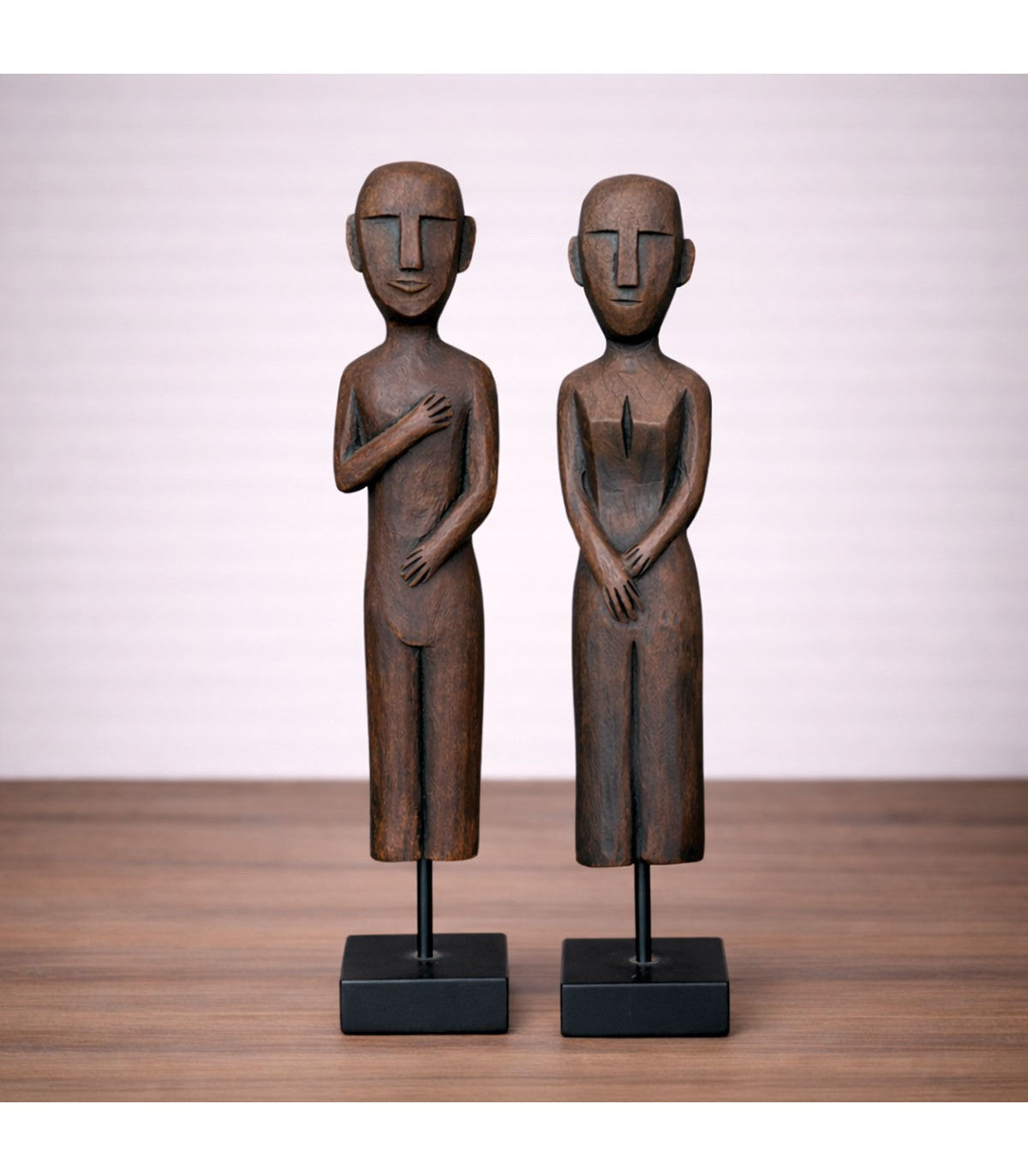 ADORNO FIGURA MUJER CON PEDESTAL NEGRO