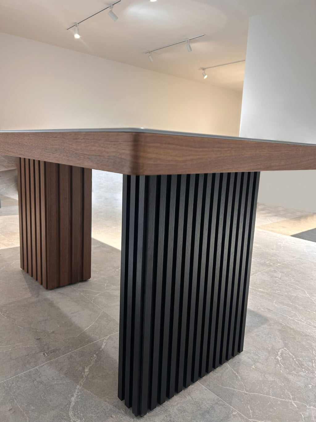 Mesa de Comedor Geo Enchapada en Madera 180x100 cm