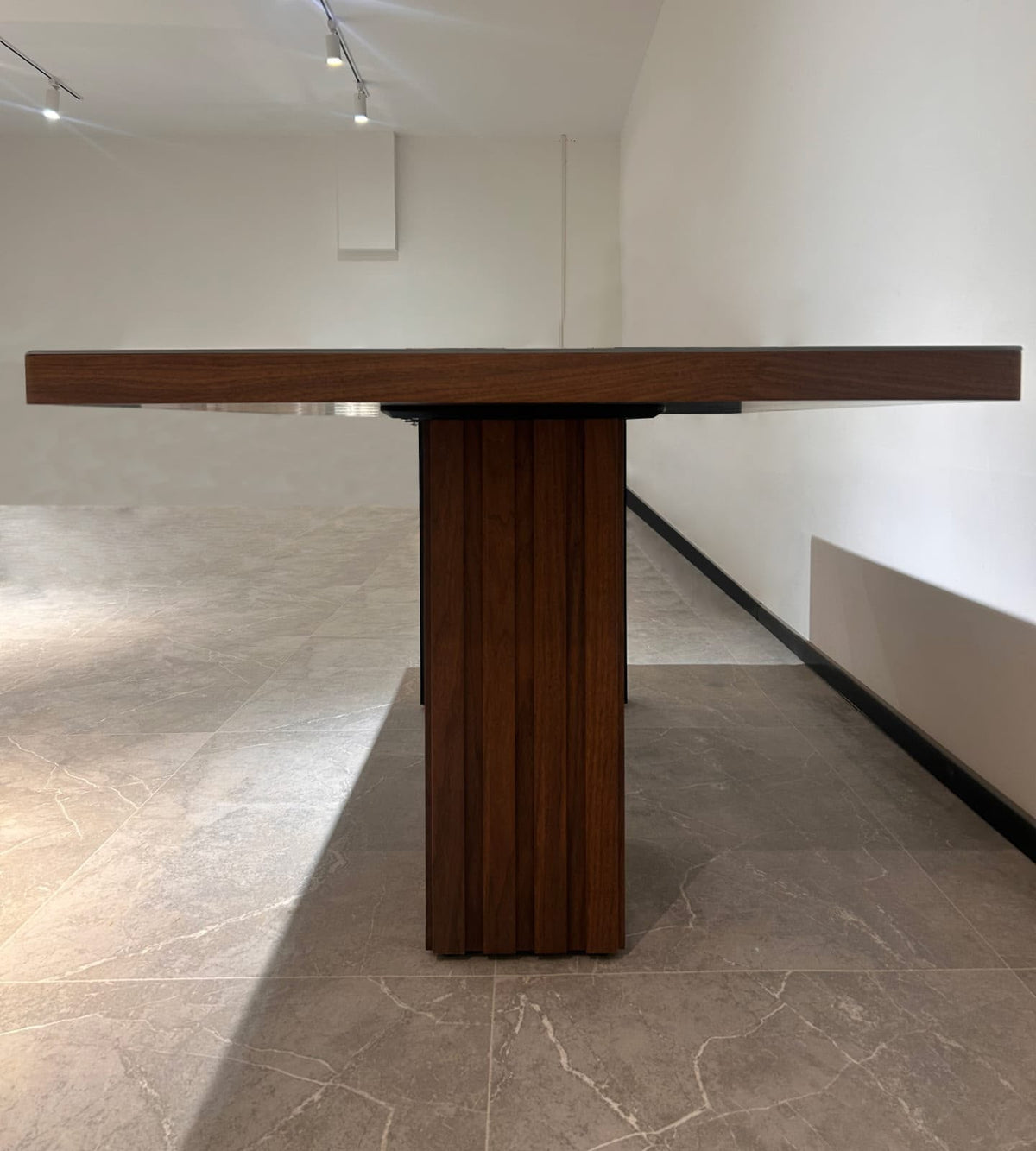 Mesa de Comedor Geo Enchapada en Madera 180x100 cm